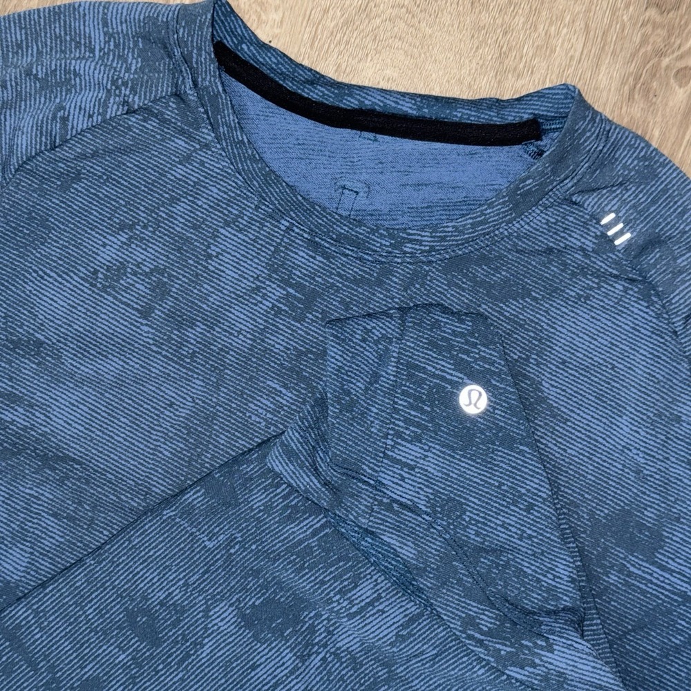 Lululemon Drysense Short Sleeve Shirt Men's XL Blue Camouflage Performance Soft